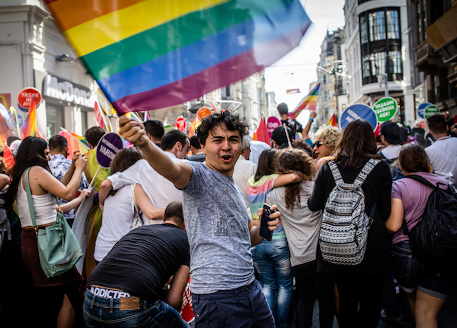 LGBTI-13UNCU-ISTANBUL-ONUR-YURUYUSU-28-HAZIRAN-2015-FOTO-VEDAT-ARIK-01.jpg