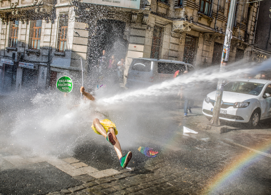 LGBTI-13UNCU-ISTANBUL-ONUR-YURUYUSU-28-HAZIRAN-2015-FOTO-VEDAT-ARIK-04.jpg