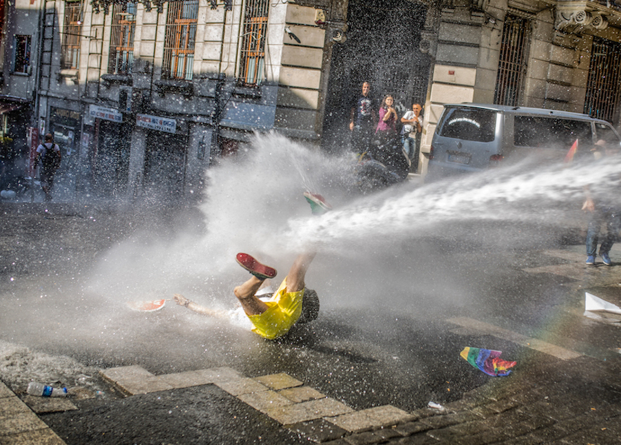 LGBTI-13UNCU-ISTANBUL-ONUR-YURUYUSU-28-HAZIRAN-2015-FOTO-VEDAT-ARIK-05.jpg