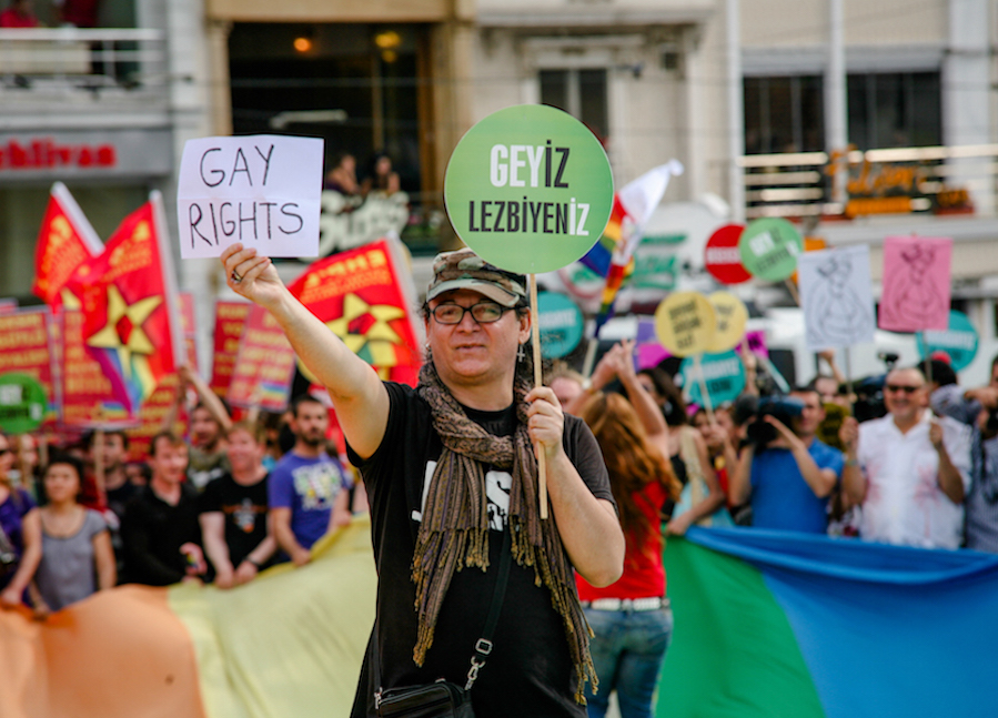 LGBTI-7INCI-ISTANBUL-ONUR-YURUYUSU-29-HAZIRAN-2009-FOTO-VEDAT-ARIK-08.jpg