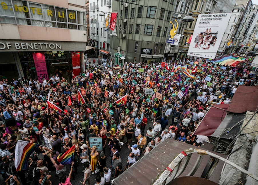 LGBTI-7INCI-ISTANBUL-ONUR-YURUYUSU-29-HAZIRAN-2009-FOTO-VEDAT-ARIK-10.jpg